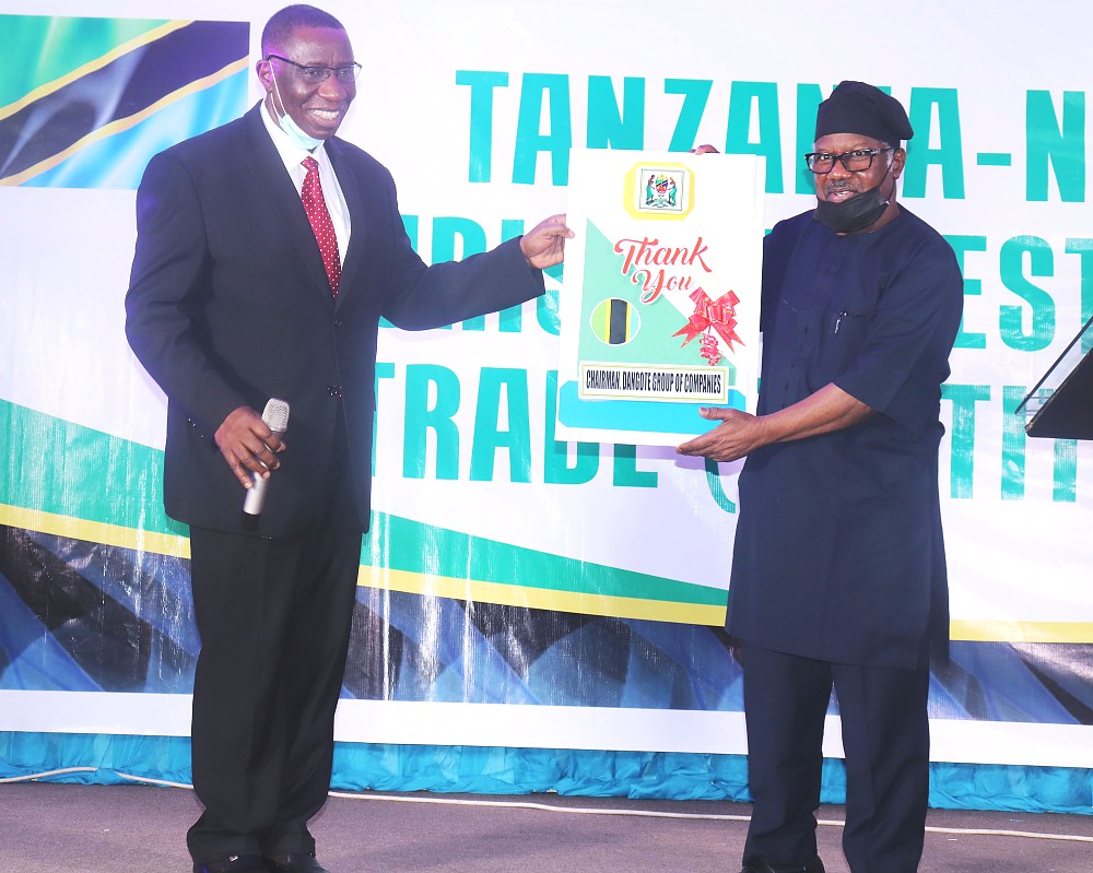 High Commissioner presenting a 'Thank You' card to the representative of Dangote, Engr. Mansur Ahmed, Executive Director (06/05/2021)