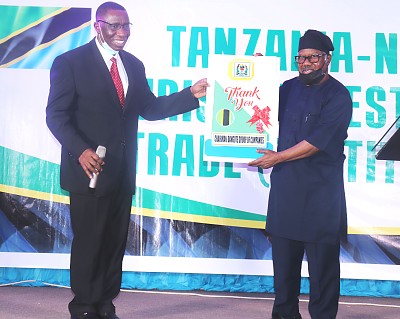 High Commissioner presenting a 'Thank You' card to the representative of Dangote, Engr. Mansur Ahmed, Executive Director (06/05/2021)