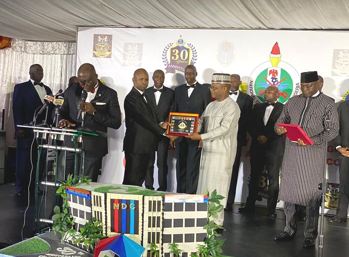 Col. Kasyupa from Tanzania People's Defence Forces (TPDF), receives his award.