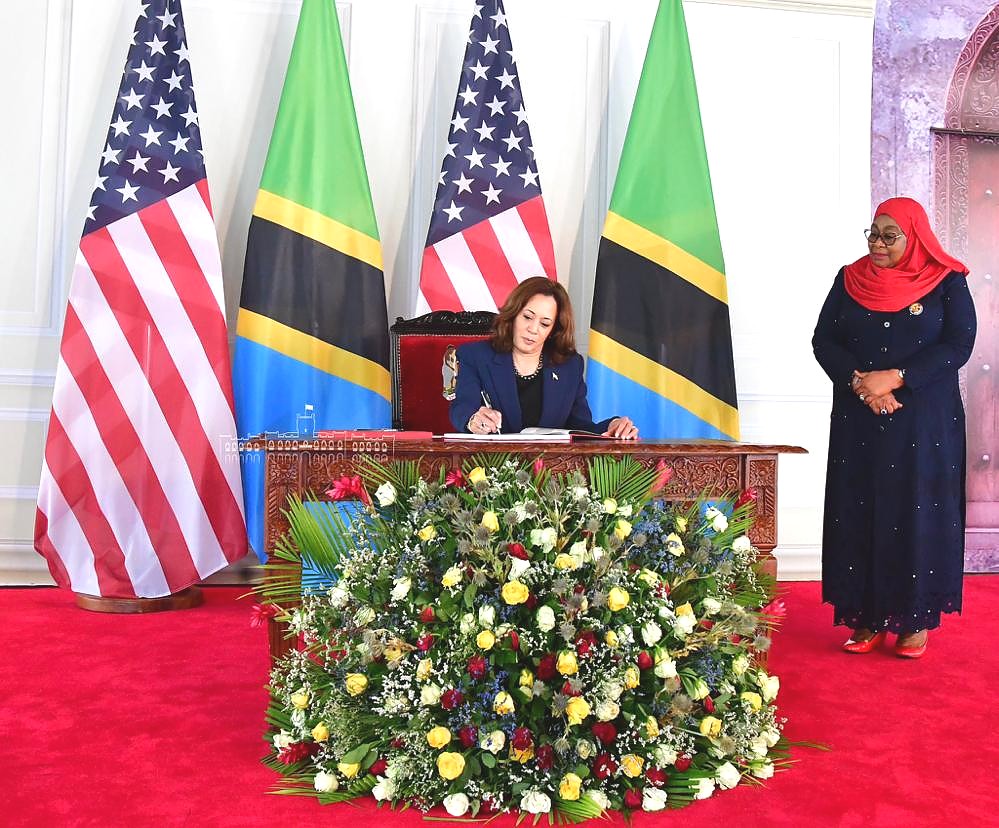 Her Excellency Vice President, Kamila Harris signs the Official Visitor’s Book.